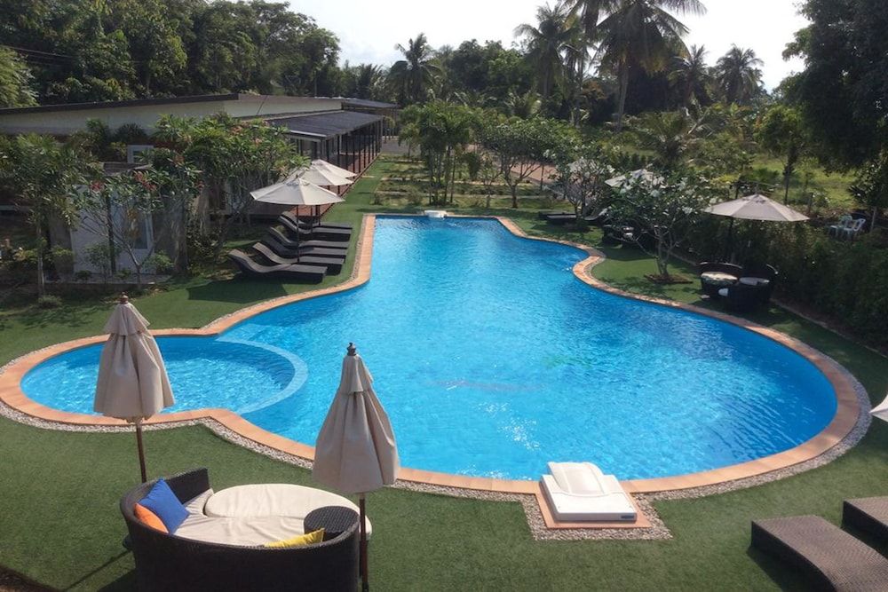 Check In & Chill Out Laem Sok Pier