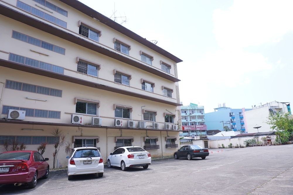 Sri Chumphon Hotel