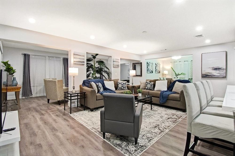 Comfortable Luxurious Home with Hot Tub, Near the Beach