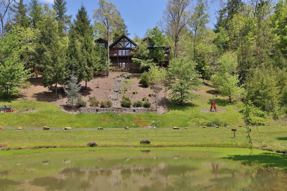 Black Bear Hideaway - Five Bedroom Cabin