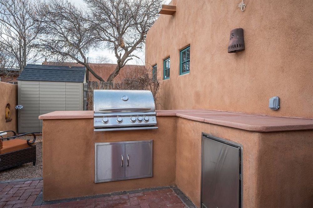 Casa Nona - Pristine Home in the Railyard District, Walk to The Plaza