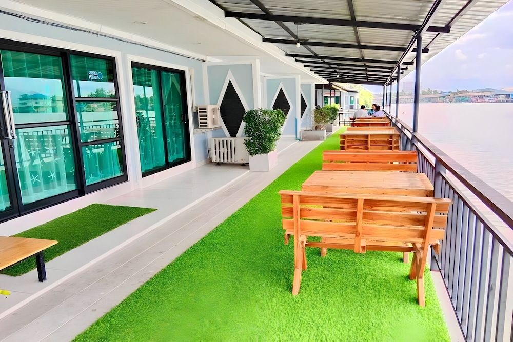 Chaiyai River Front Hotel