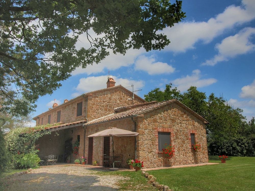 Farmhouse in Proceno With Pool Views