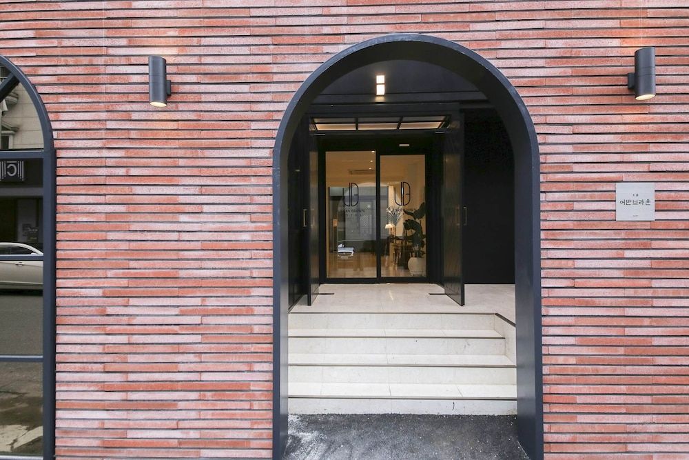 Hotel Urban Brown