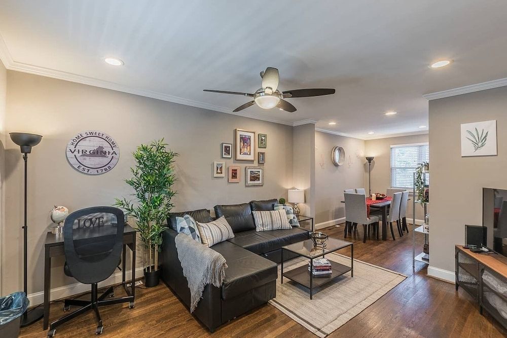 CozySuites의 아늑한 뒷마당이 있는 아름다운 3br/2ba 집