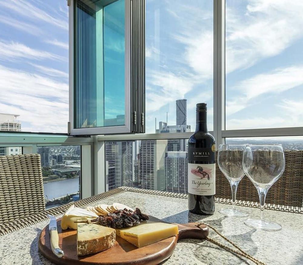 2BR Epic Views CBD 2 Cars Pool Wine Gym Netflix