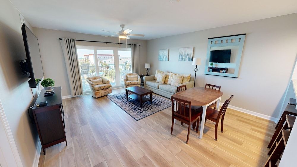 Recently renovated 2 bedroom Short walk to the beach Condo by RedAwning