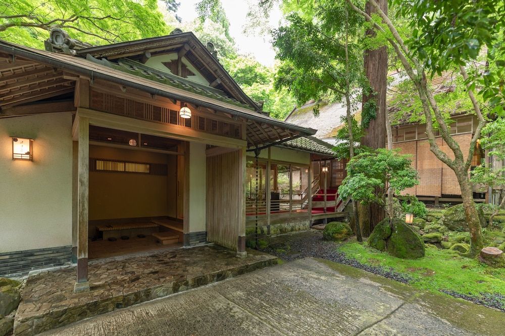 Nara Kasugaokuyama Tsukihitei