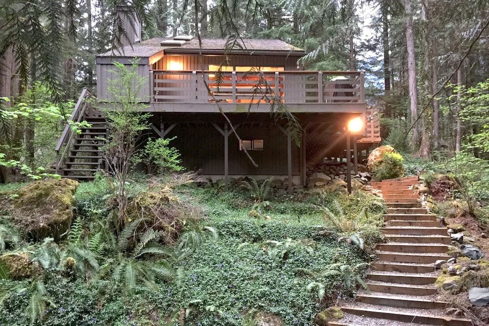 Mt Baker Lodging Cabin 26 - HOT TUB, WIFI, SLEEPS-8!, by MBL