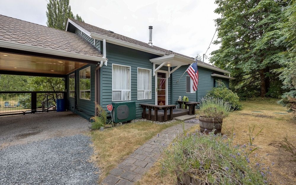 Mt. Baker Lodging Cabin 8 – WIFI, PETS OK, SLEEPS 6! by MBL