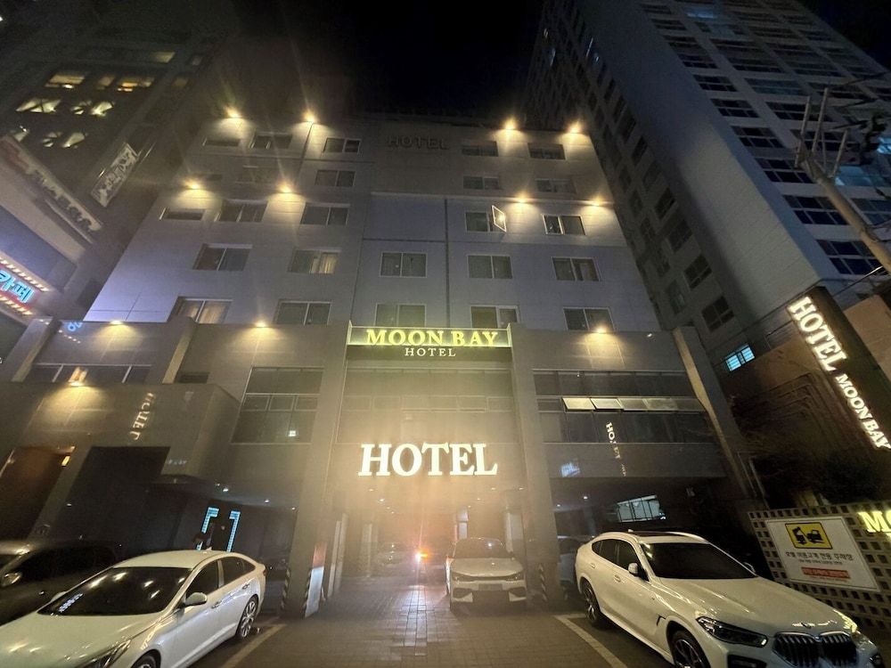 Moon Bay Hotel