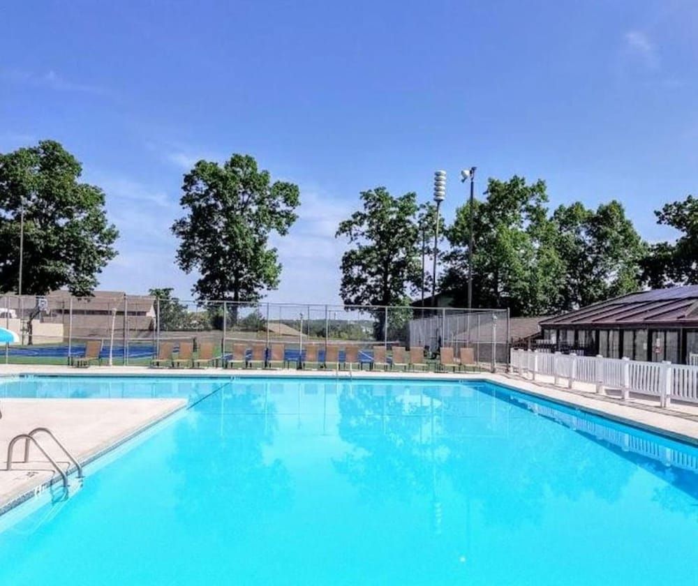 Sweet Clover - Indoor Pool - HOT TUB Area - Resort Style - Center of Branson!!