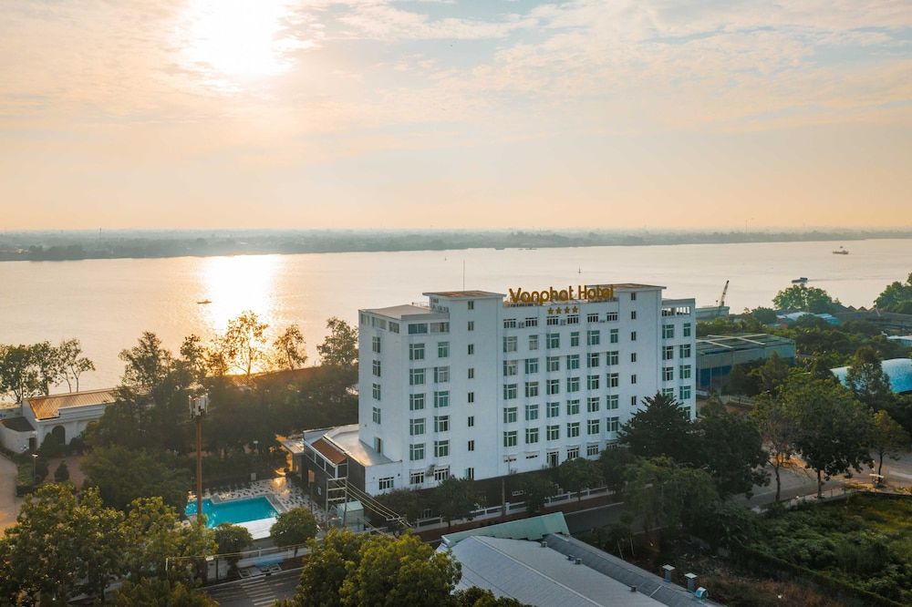 Van Phat Riverside Hotel