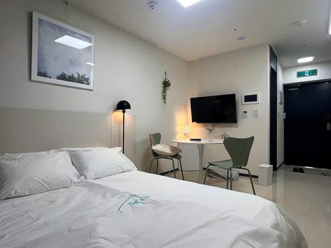 hotelImg