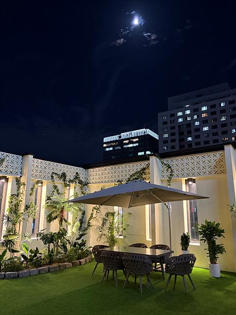 hotelImg
