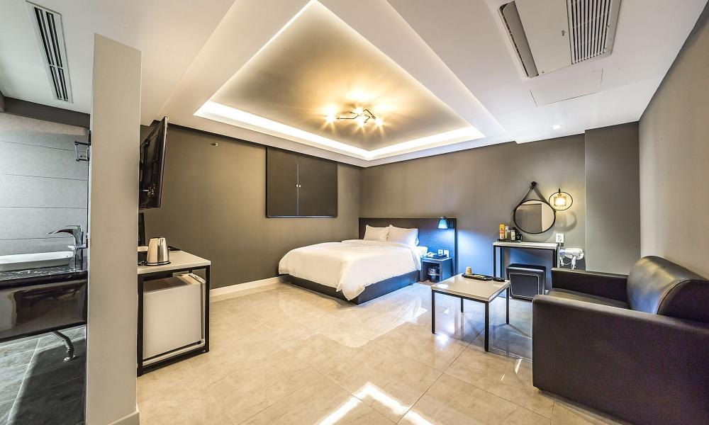 hotelImg