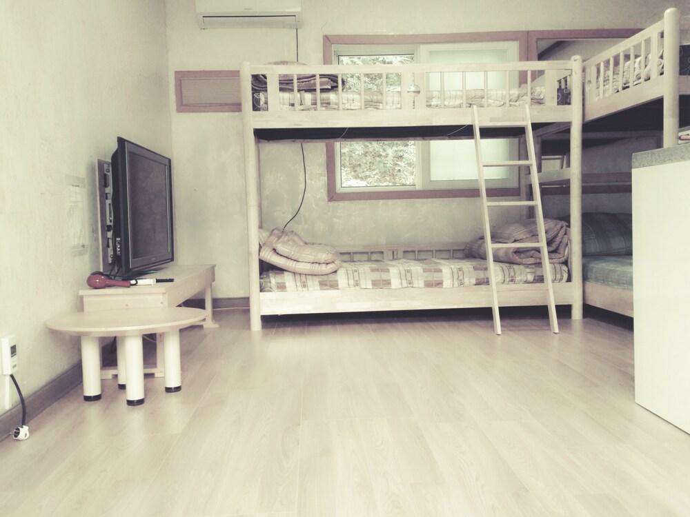 hotelImg