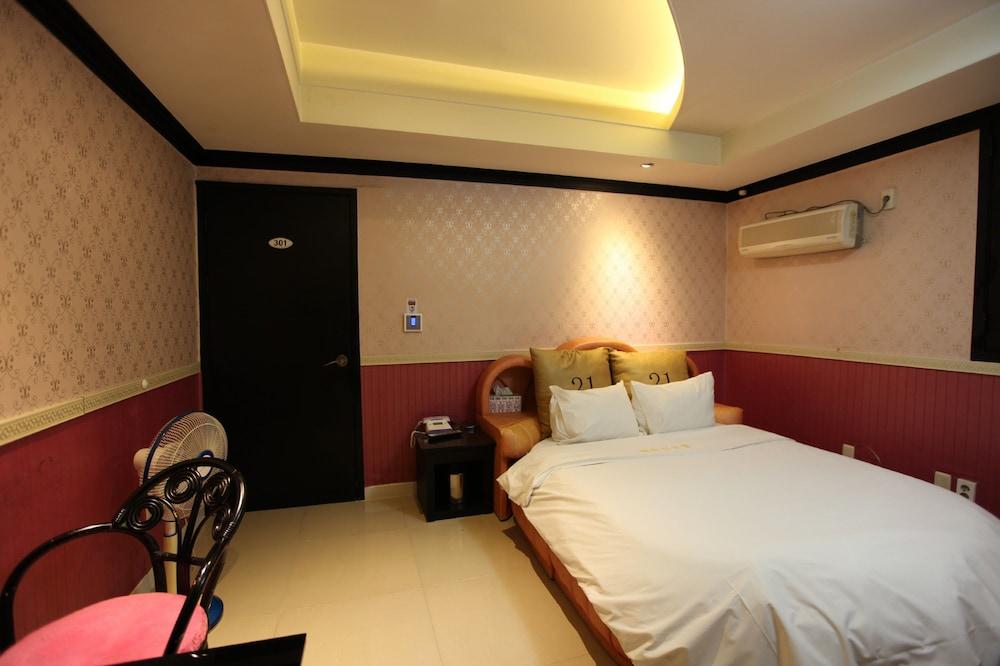 hotelImg