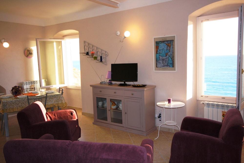 hotelImg