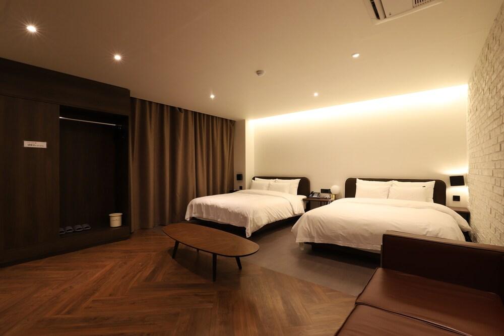 hotelImg