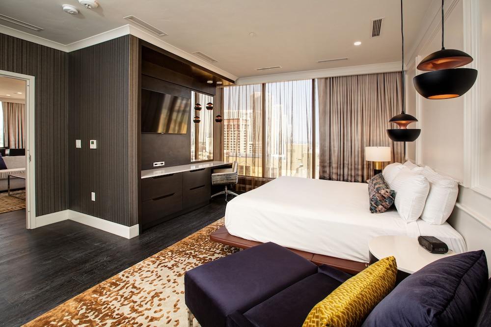 hotelImg