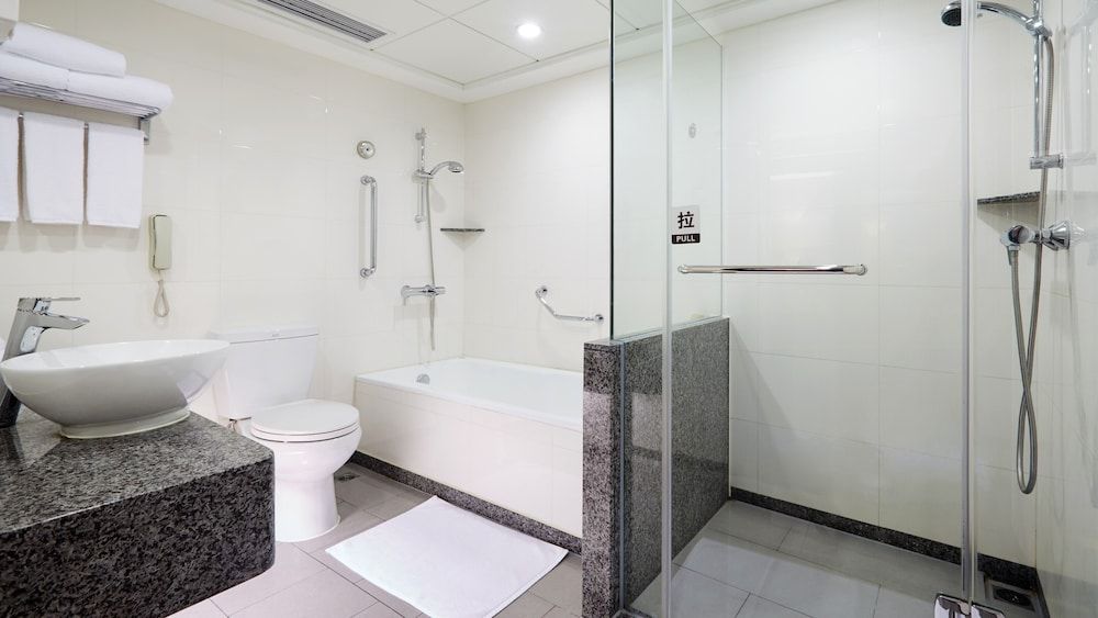 Holiday Inn Riverside Wuhan by IHG
