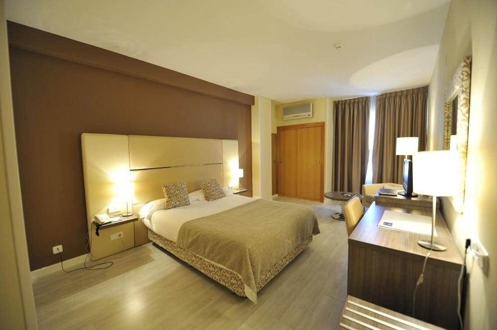 hotelImg
