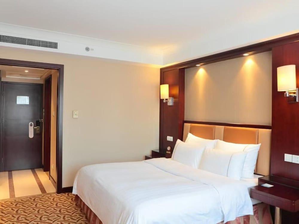 hotelImg