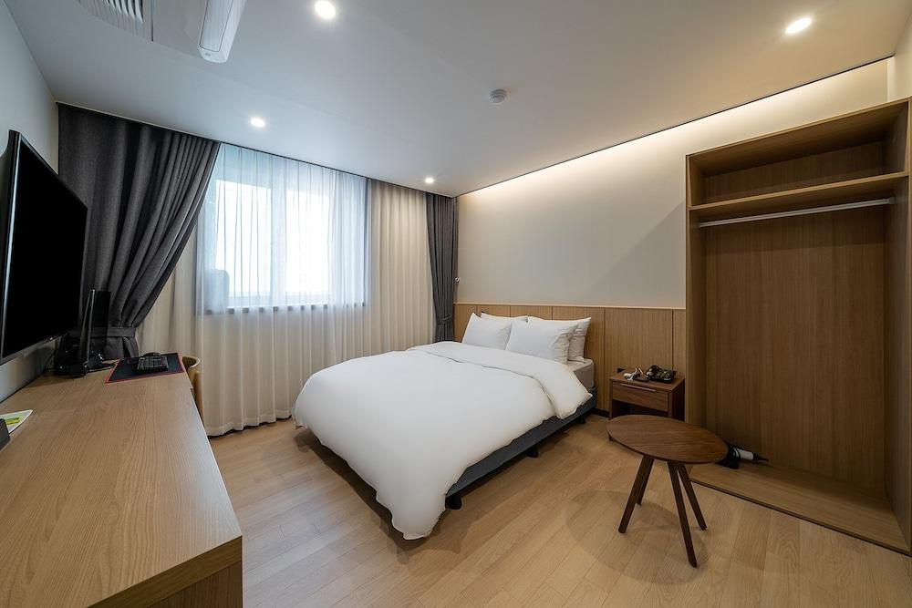 hotelImg