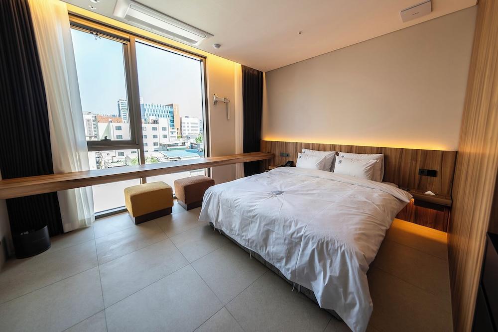 hotelImg