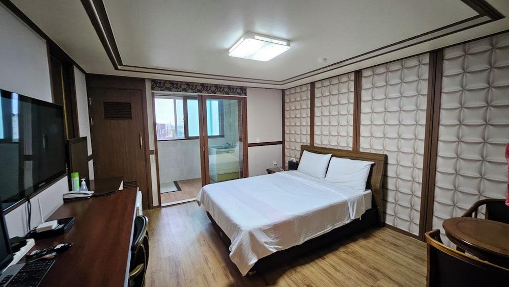 hotelImg