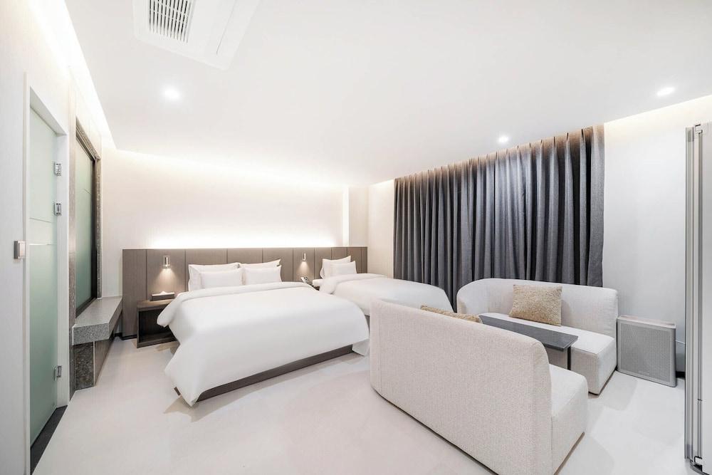 hotelImg