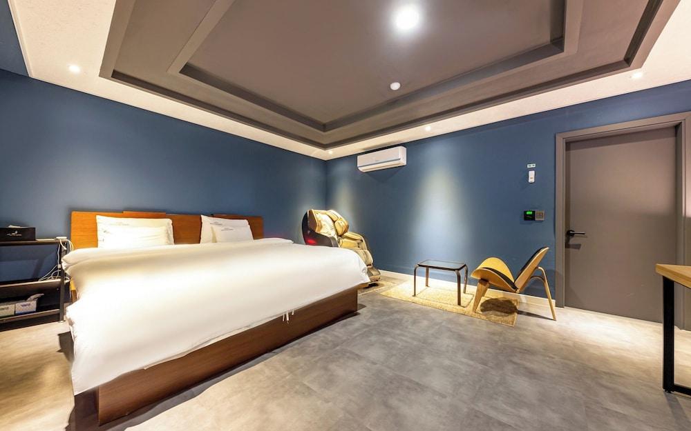 hotelImg