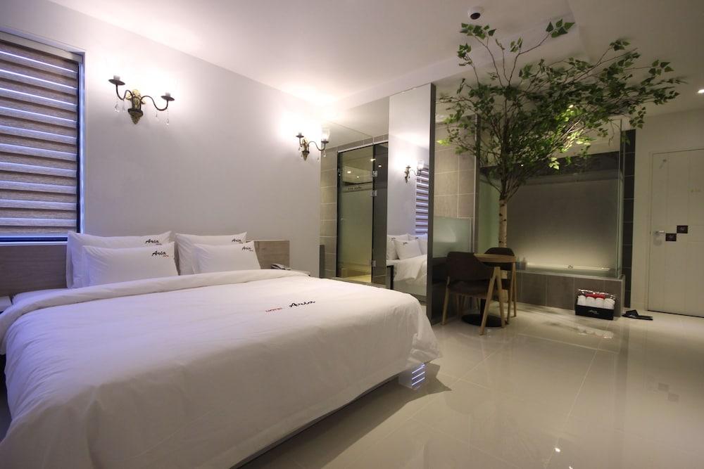 hotelImg