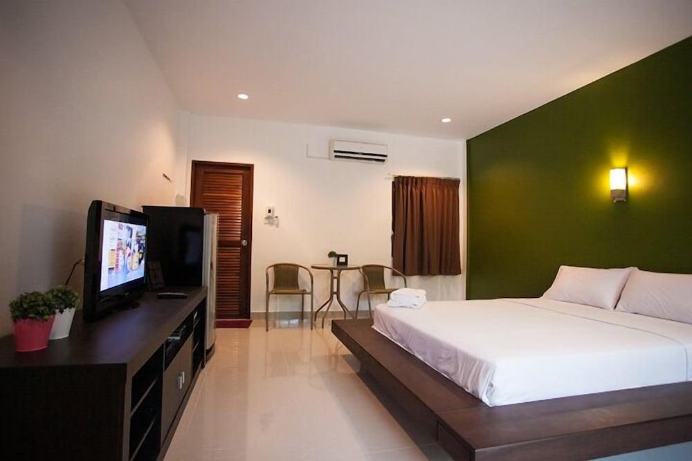 hotelImg
