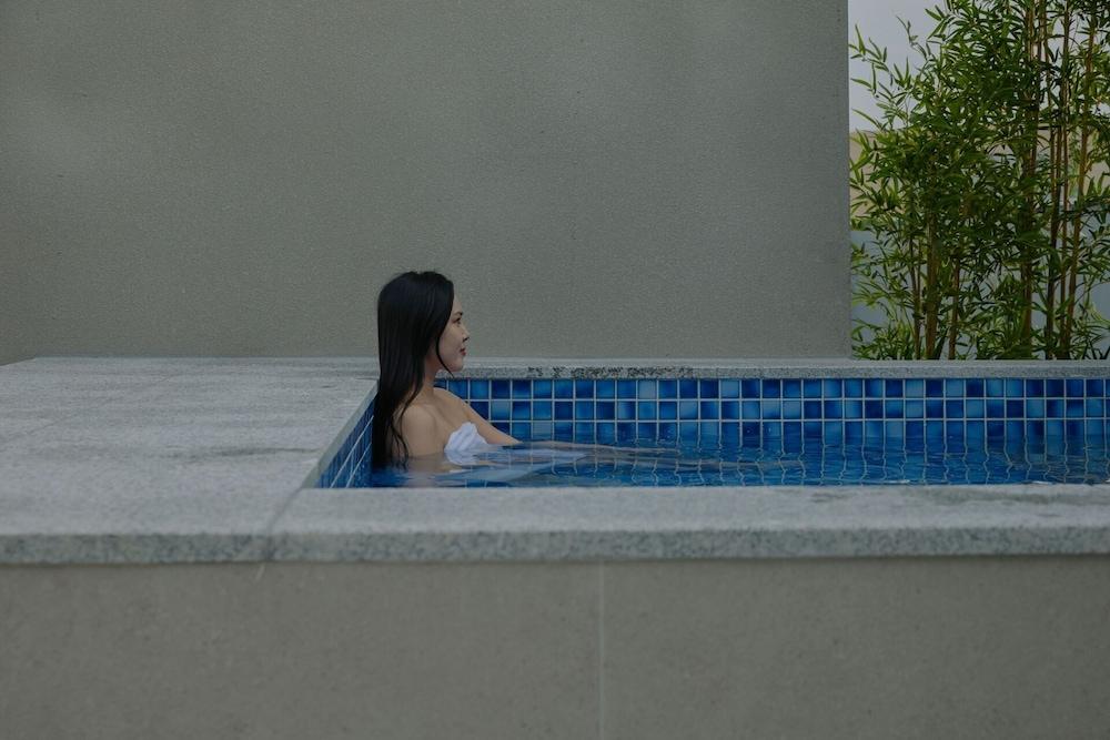hotelImg