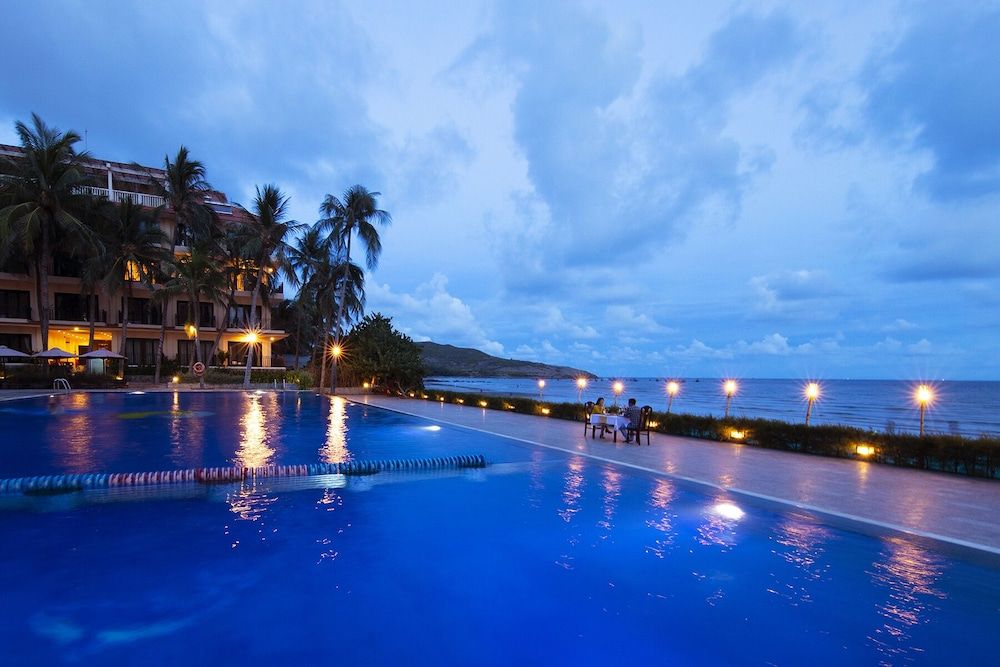 Hon Rom Central Beach Resort