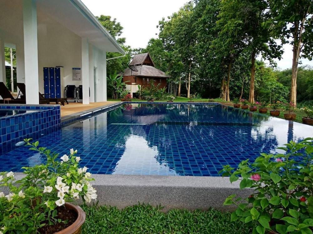 hotelImg