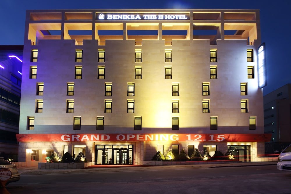 hotelImg