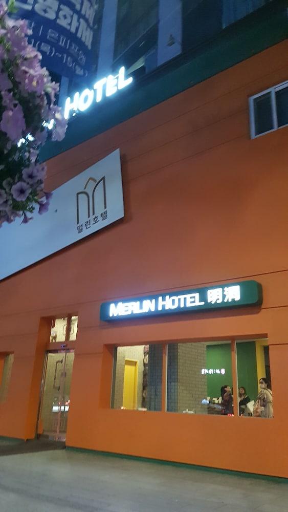 hotelImg