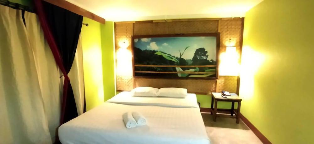 hotelImg