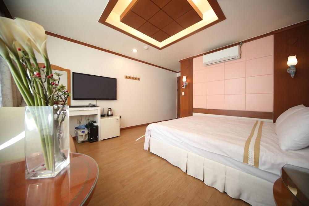 hotelImg