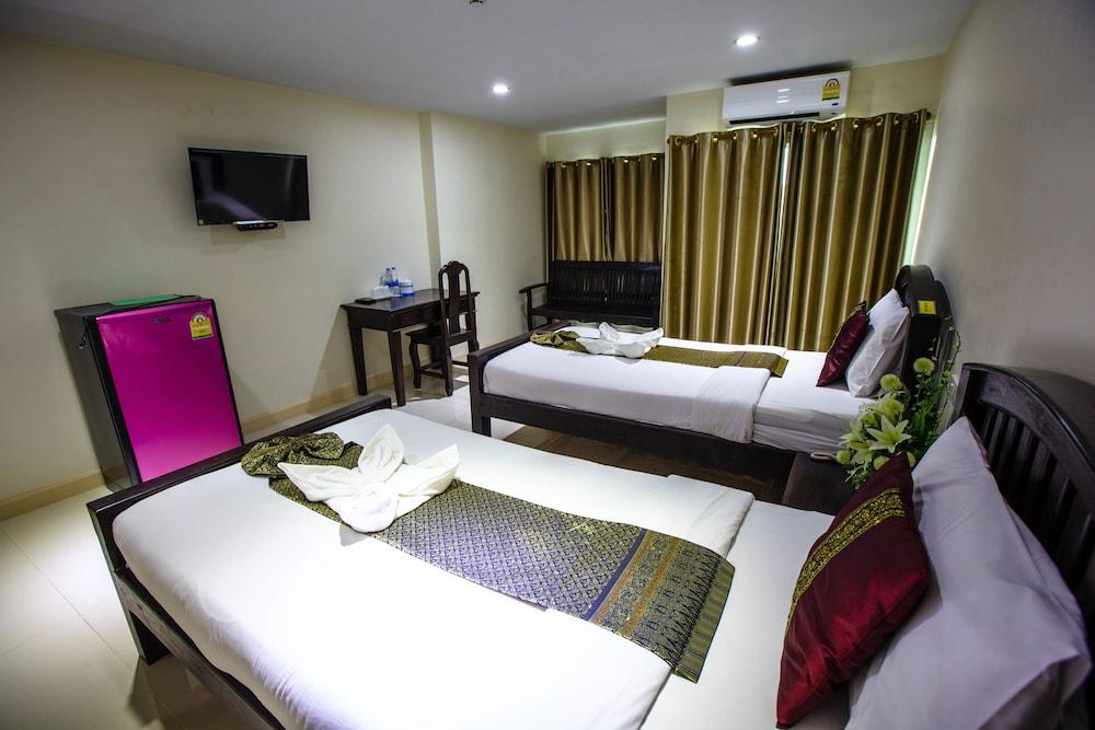 hotelImg