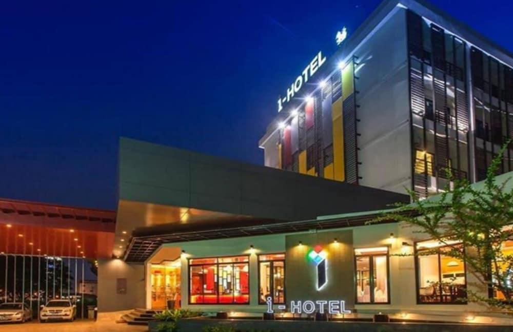 hotelImg