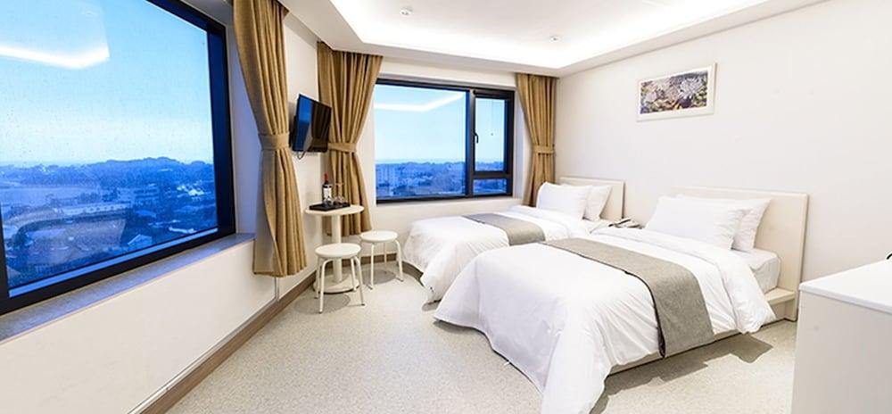 hotelImg