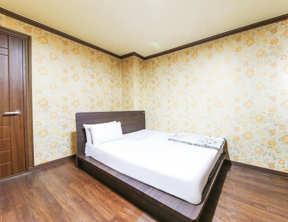 hotelImg