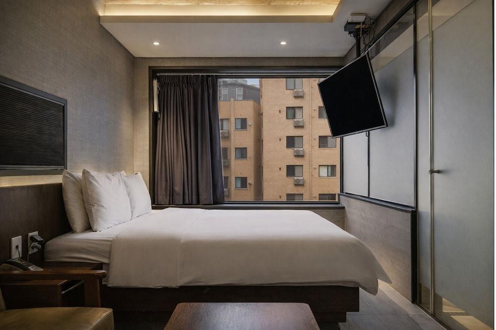 hotelImg