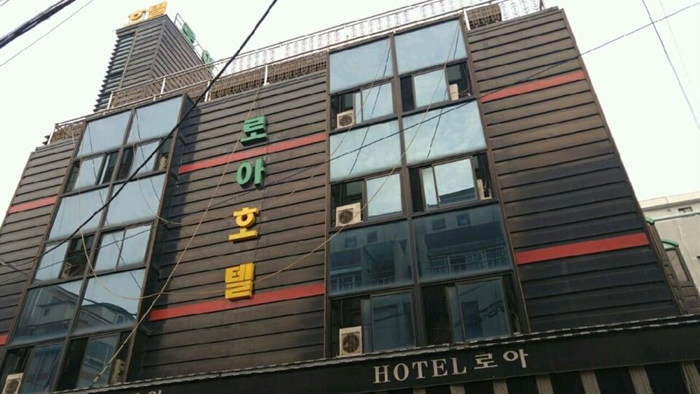 hotelImg