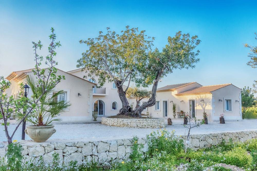 hotelImg