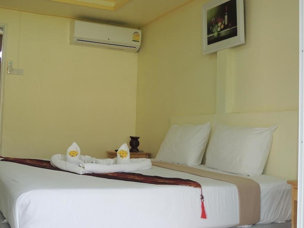 hotelImg